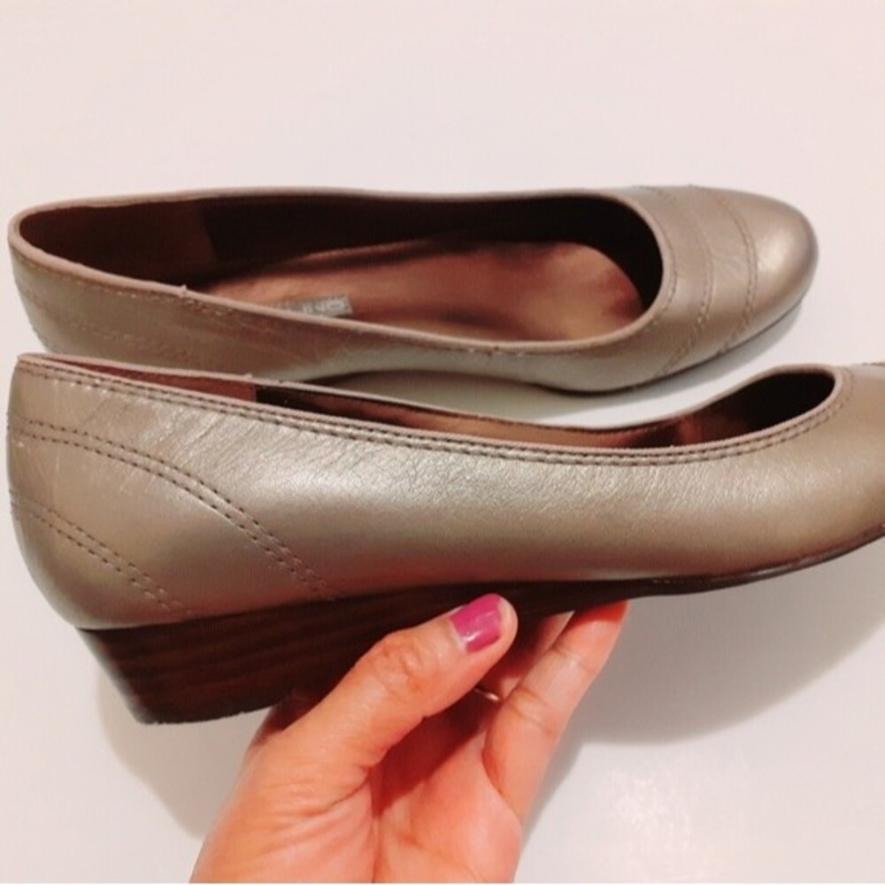 Bandolino Leather Upper Taupe Gray Wedge Pump Round Toe Slip On  Shoes M 7 1/2
